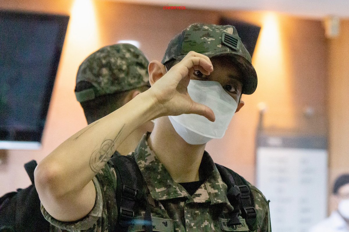 loeyyhub's tweet photo. The tattoos on his hand speak loud https://t.co/2v4gRQRvO9
