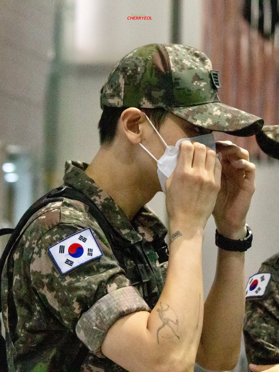 loeyyhub's tweet photo. The tattoos on his hand speak loud https://t.co/2v4gRQRvO9