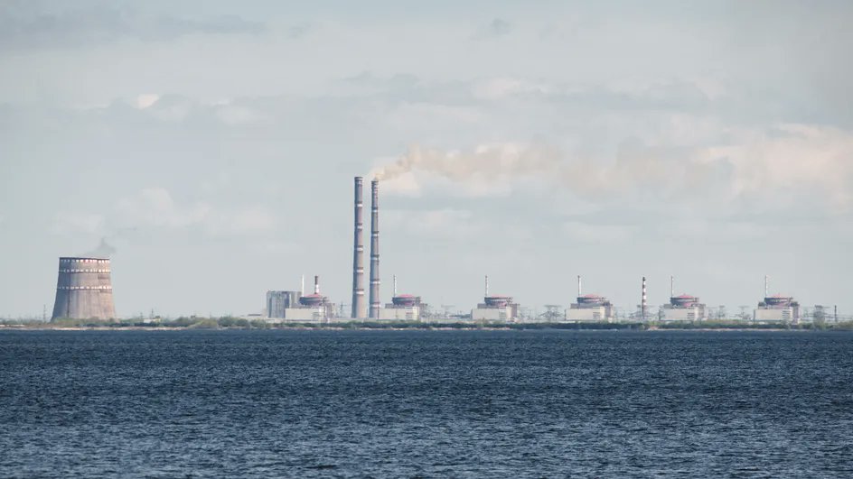 franceinfo's tweet photo. Guerre en Ukraine : pourquoi ne sait-on toujours pas qui bombarde la centrale nucléaire de Zaporijjia ?

https://t.co/mbvzLOCWYg https://t.co/dGXhgXIwax
