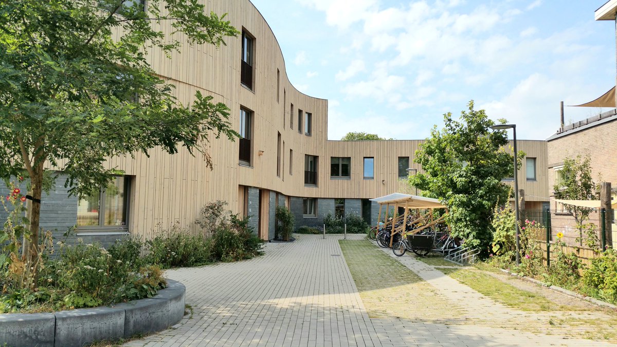 NandaSluijsmans's tweet photo. Een van de mooiste woningen met houten gevels vind ik die van het buurtje Groene #Mient in #DenHaag. Ziet er na jaren nog altijd zo mooi uit. Zie ook de #vogelhuisje๐ฆ aan gevel bij inzoomen.๐๐ผ
#Inspiratiebeeld 165: #houten #gevels, #natuurinclusief https://t.co/1zZNbKWFi6