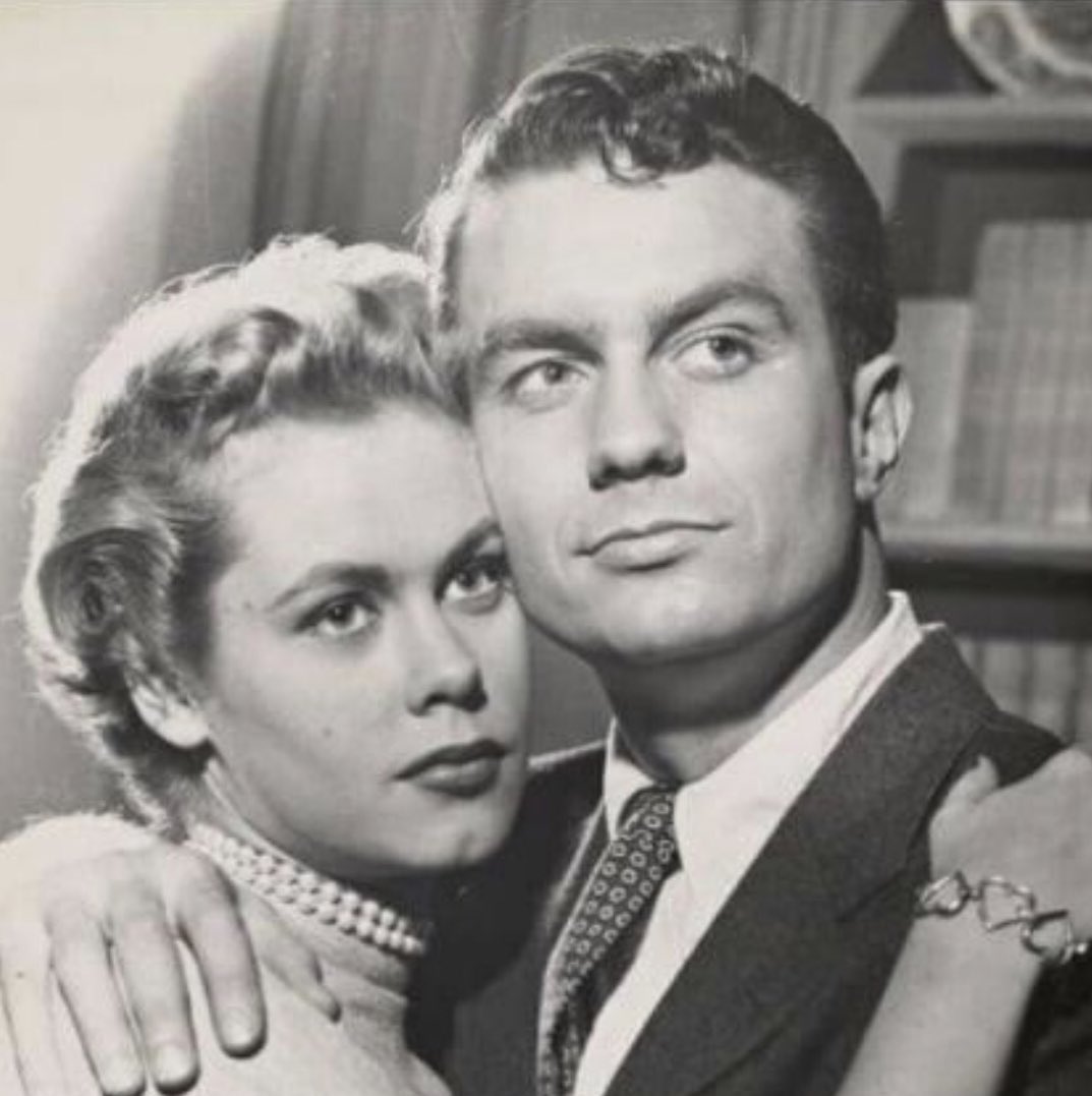 #ElizabethMontgomery and #CliffRobertson appeared together in the broadway play LATE LOVE in 1953.
#tuesdayvibe 🎭 #TCMParty