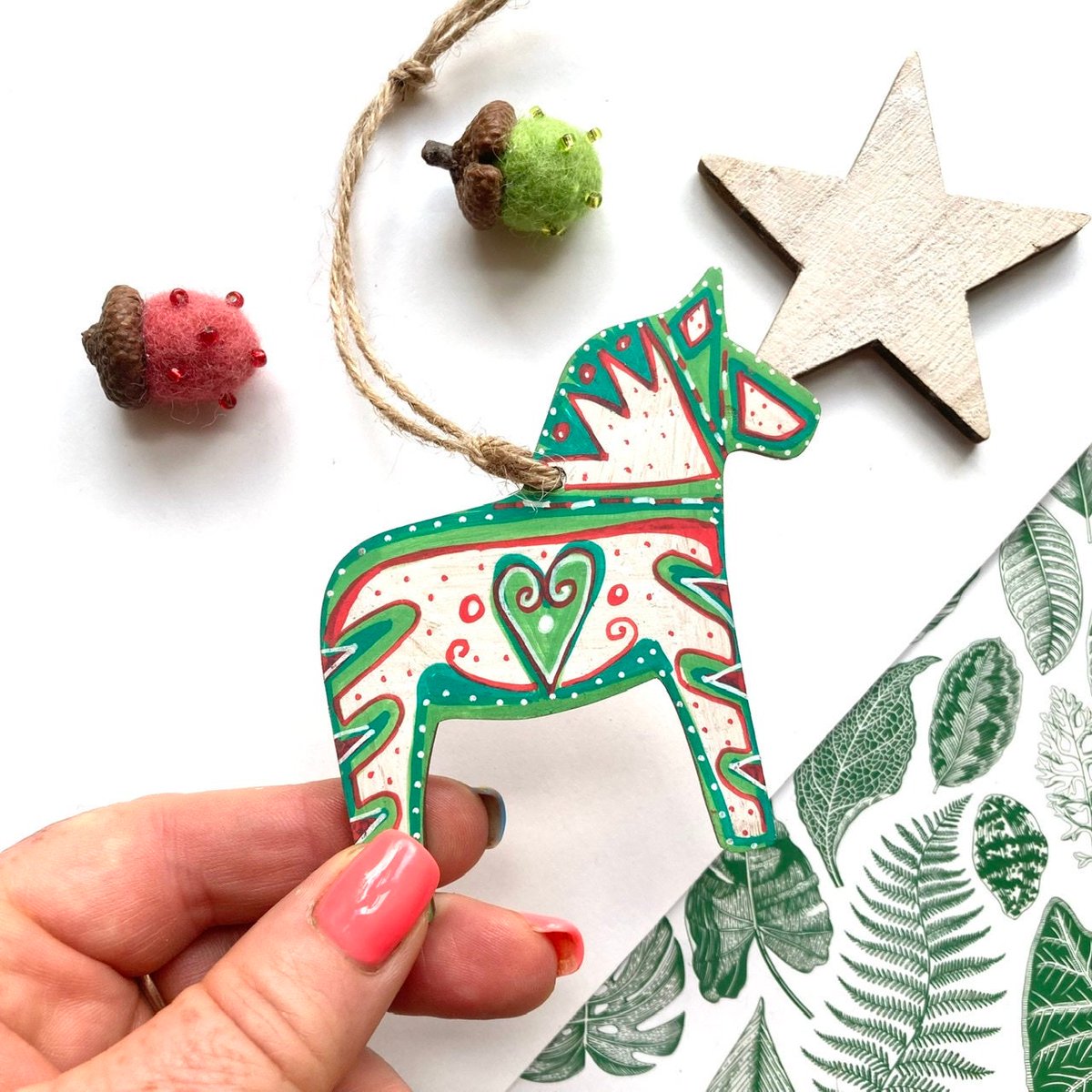 buck_lj's tweet photo. Dala Horse Christmas Ornament, Dala Horse Wooden Ornament, Scandi Inspired Christmas Tree Decoration, Hand Painted, Red and Green Decor. https://t.co/S8OkdT9XyQ #Etsy #Slumbermonkey #ScandinavianDesign https://t.co/jvBjLf9ped