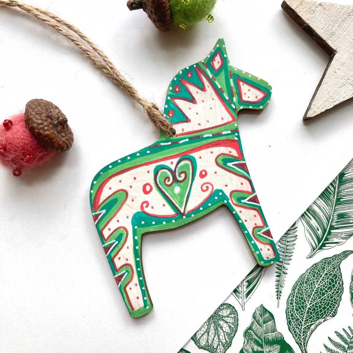 buck_lj's tweet photo. Dala Horse Christmas Ornament, Dala Horse Wooden Ornament, Scandi Inspired Christmas Tree Decoration, Hand Painted, Red and Green Decor. https://t.co/S8OkdT9XyQ #Etsy #Slumbermonkey #ScandinavianDesign https://t.co/jvBjLf9ped