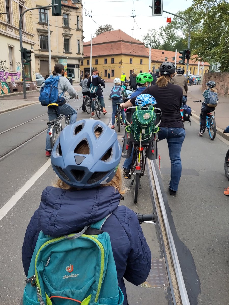 eBildungslabor's tweet photo. Die Tochter fuhr heute im Fahrradbus (= begleiteter Konvoi) zur Schule. Tolle, zum Nachmachen empfohlene Aktion für sichere und klimafreundliche Schulwege @FahrradBus https://t.co/faymHQmVGv
