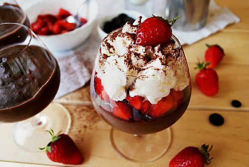 whitesbabe's tweet photo. Chocolate pudding with strawberries and whipped cream. https://t.co/reEHP6CqPj