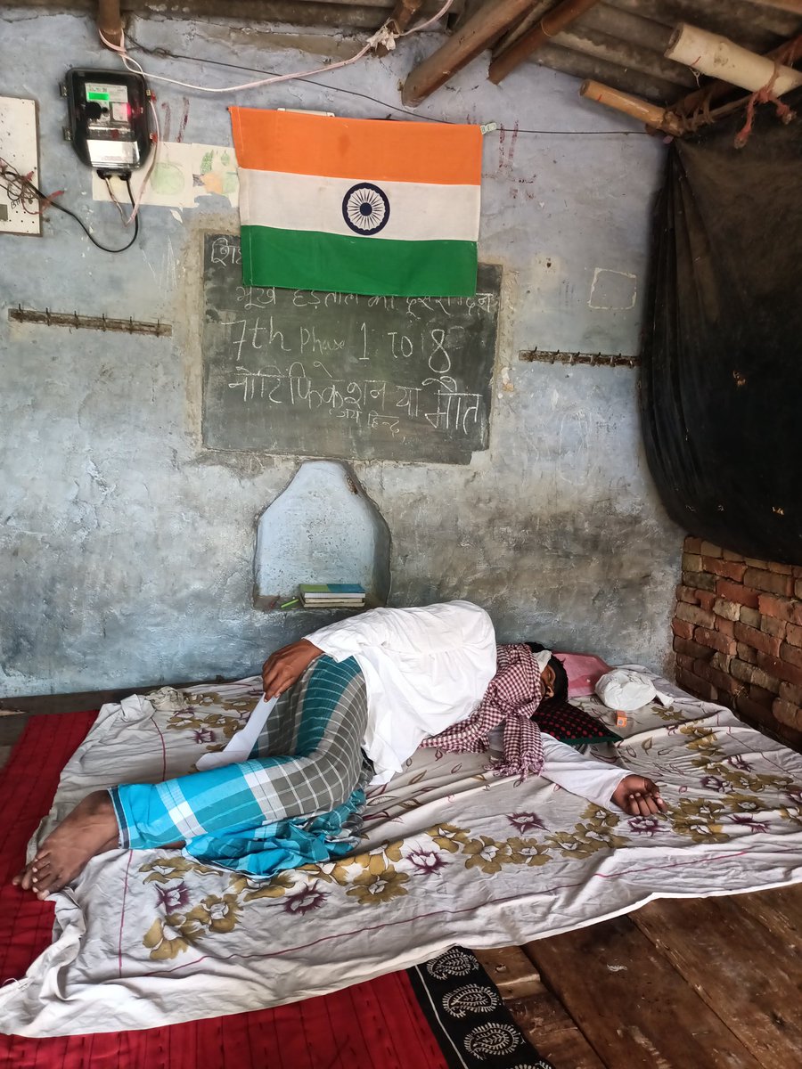 JBreakingBajpai's tweet photo. एडीएम की लाठी से घायल शिक्षक अभ्यर्थी रहमान अपनी मुख्य मांग को लेकर अब भूख हड़ताल पर बैठ गया है। उधर, पटना में सरकार जेल भरो अभियान चलाती दिखाई दे रही है। https://t.co/SkZhblhGpa