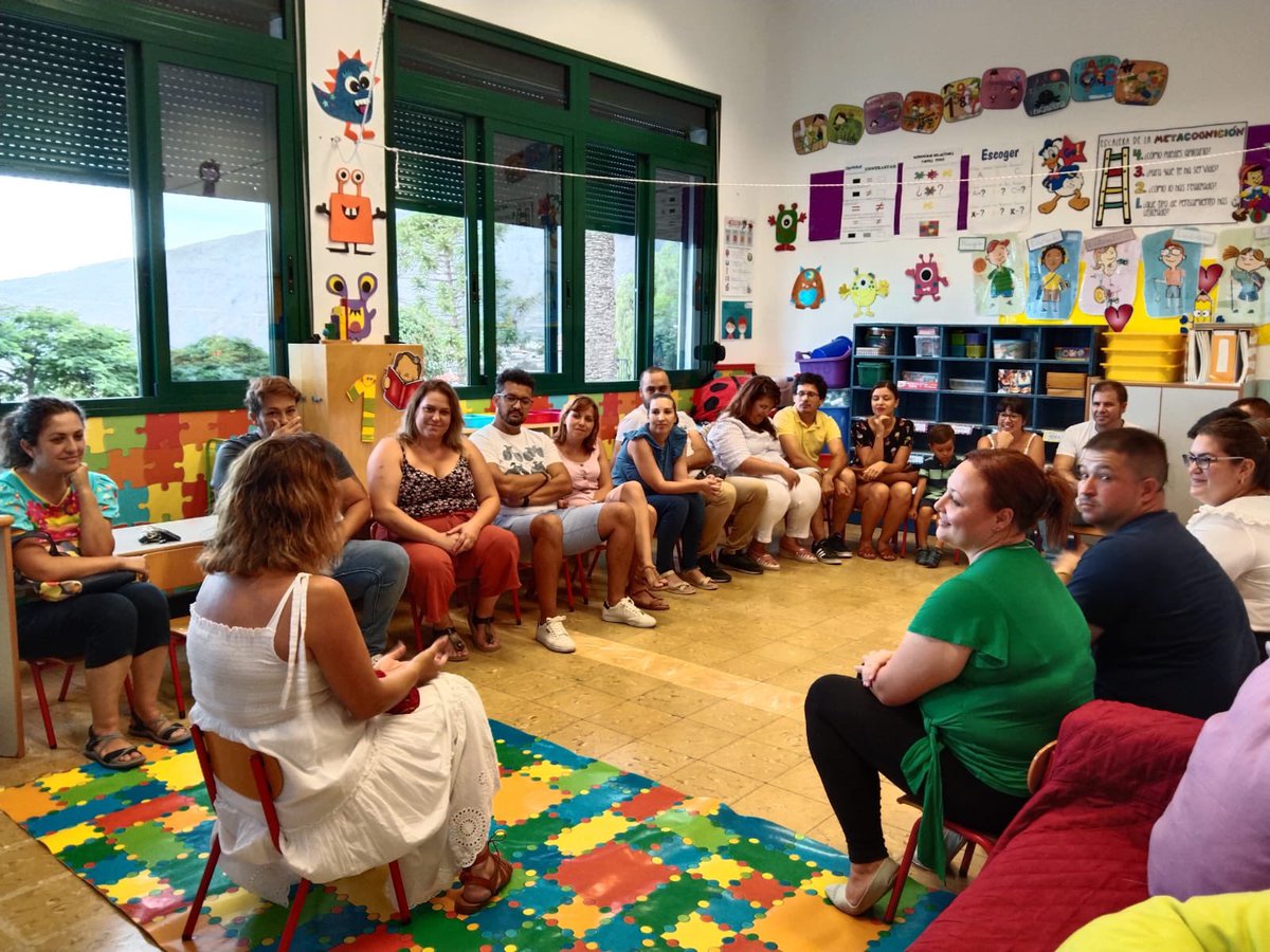 Csdomingo's tweet photo. Estamos preparándolo todo con muchas ganas para el comienzo del nuevo curso 2022-23 en los días 9 para Infantil y Primaria y 12 para ESO. Con el lema #Reconsidera el momentum, los padres de los nuevos alumnos de 3 años empiezan a tomar perspectiva y visión. Bienvenidos!!! https://t.co/0X7Ovevk3w