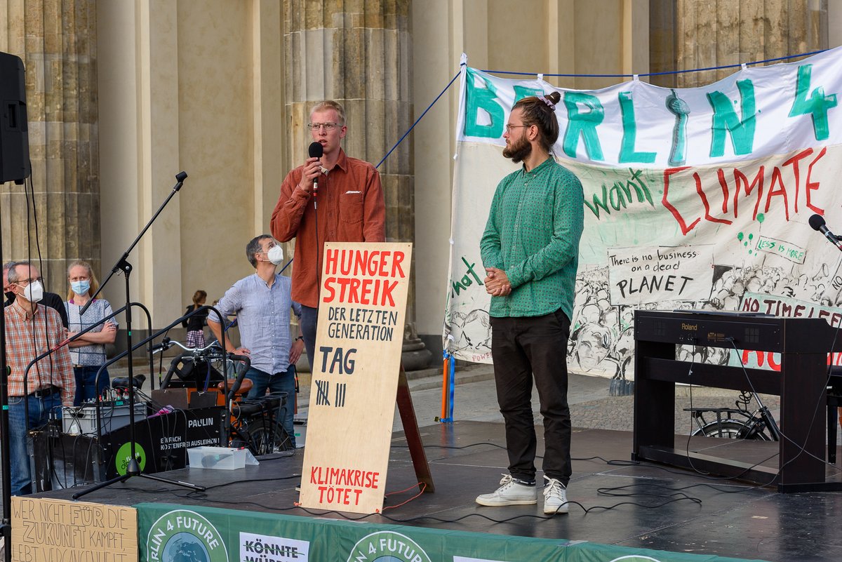 StefanMuelller's tweet photo. 1/ Heute vor einem Jahr waren die Hungerstreikenden schon den 8. Tag im Hungerstreik. Hier halten Rumen und Jacob Hinze eine Rede beim #Klimamontag am Brandenburger Tor. #OKNB kam auch an dem Tag an. Und FFF eröffnete das Klimacamp. #LetzteGeneration https://t.co/XdyZIY7mQl