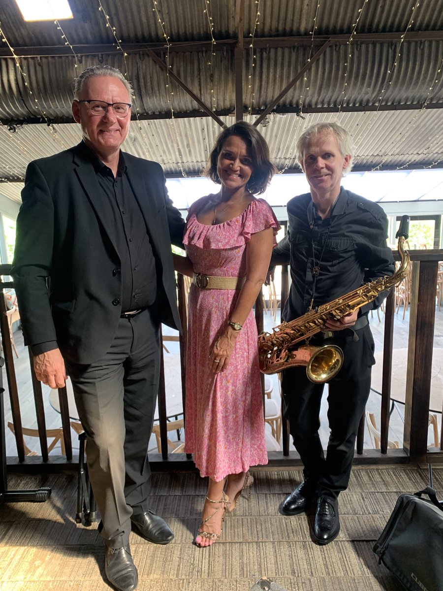 🎶 Cotswolds Wedding 🎶 Fab event in a barn! #barnweddings #cotswolds #gloucestershire #jazzband #soulband #londonsinger