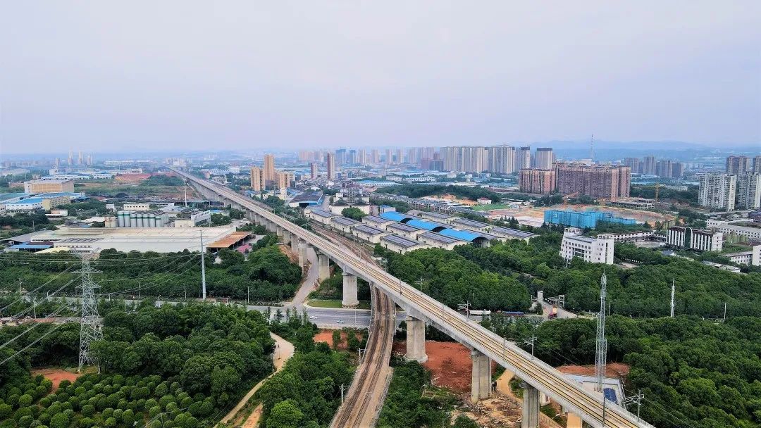 PDChinese's tweet photo. 【渝廈高鐵益長段開通】9月6日，渝廈高鐵益陽至長沙段正式開通運營，湖南14個市州實現了高鐵全覆蓋。此次開通的渝廈高鐵益長段位於湖南省境內，起自益陽南站，終到長沙西站，線路全長63公里，按上限標準時速350公里設計，常態化按時速310公里達標運營。 https://t.co/BRfzjYX5hy