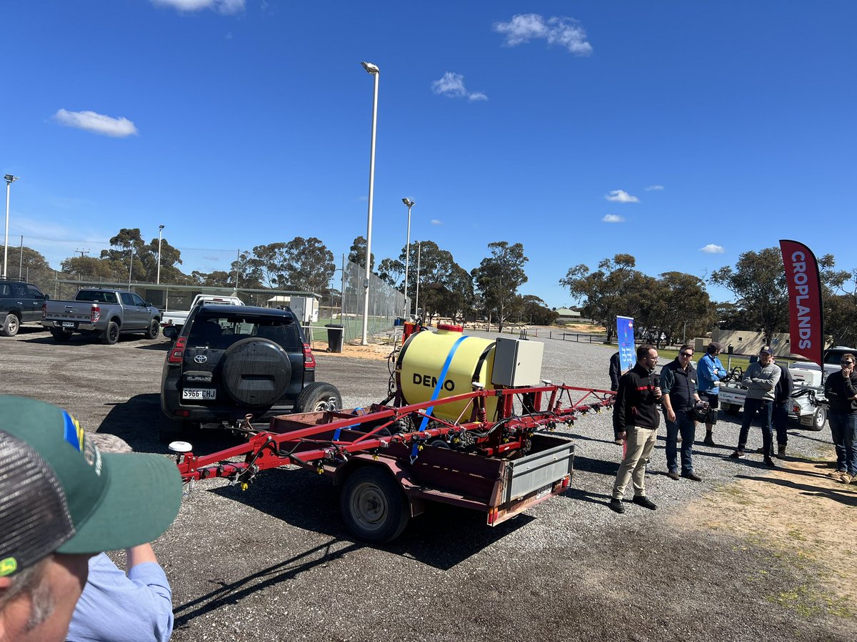 MsfMallee's tweet image. @jock_mcneil wrapping up the day on why this technology @Croplands weed-it has provided herbicide savings which can be turned into more fertiliser $. @StephenNortonSA showing spray Nozzle applications out in the 🌞. @AgriFuturesAU #Msfprojects