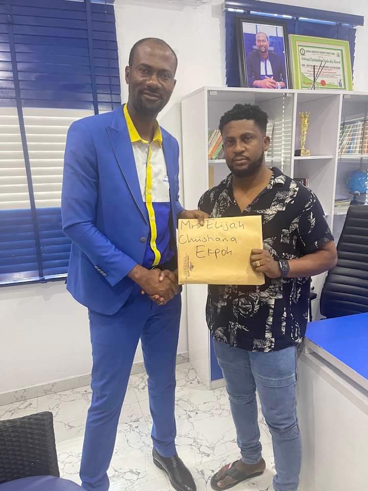 ChenHomesltd's tweet photo. #ChenHomes Happy to allocate 3 bedroom fully detached bungalow to one of our esteemed clients. #Fahbulous Henshaw Patrick, an artiste, bought this exquisite property for his #mother.
Congratulations Ma.
Congratulations #Fahbulous ! You’ve done well.
#Affordableandclassyhomes https://t.co/Hty8FjxqVV