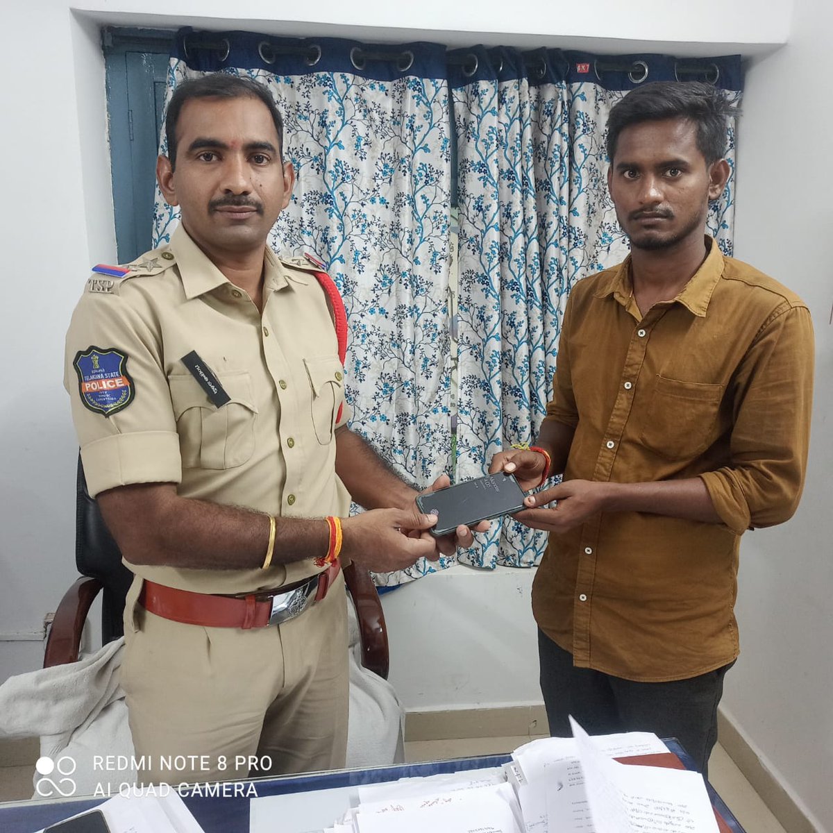 ThorrurPs's tweet photo. @TelanganaCOPs @spmahabubabad  హరికిషన్  అనే వ్యక్తి తొర్రూర్ బస్టాండ్ లో తన  వన్ ప్లస్ ఫోన్ (రూ 55000) ను పోగొట్టుకోవడం తో, వెంటనే స్పందించిన  తొర్రూర్ పోలీస్  సీసీ కెమెరాలు మరియు సాంకేతికత తో 15 ని,. లో ఫోన్ ను వెతికి పట్టుకొని   బాధితుడి కీ  అప్పగించడం జరిగినది. https://t.co/slPLi2MXte
