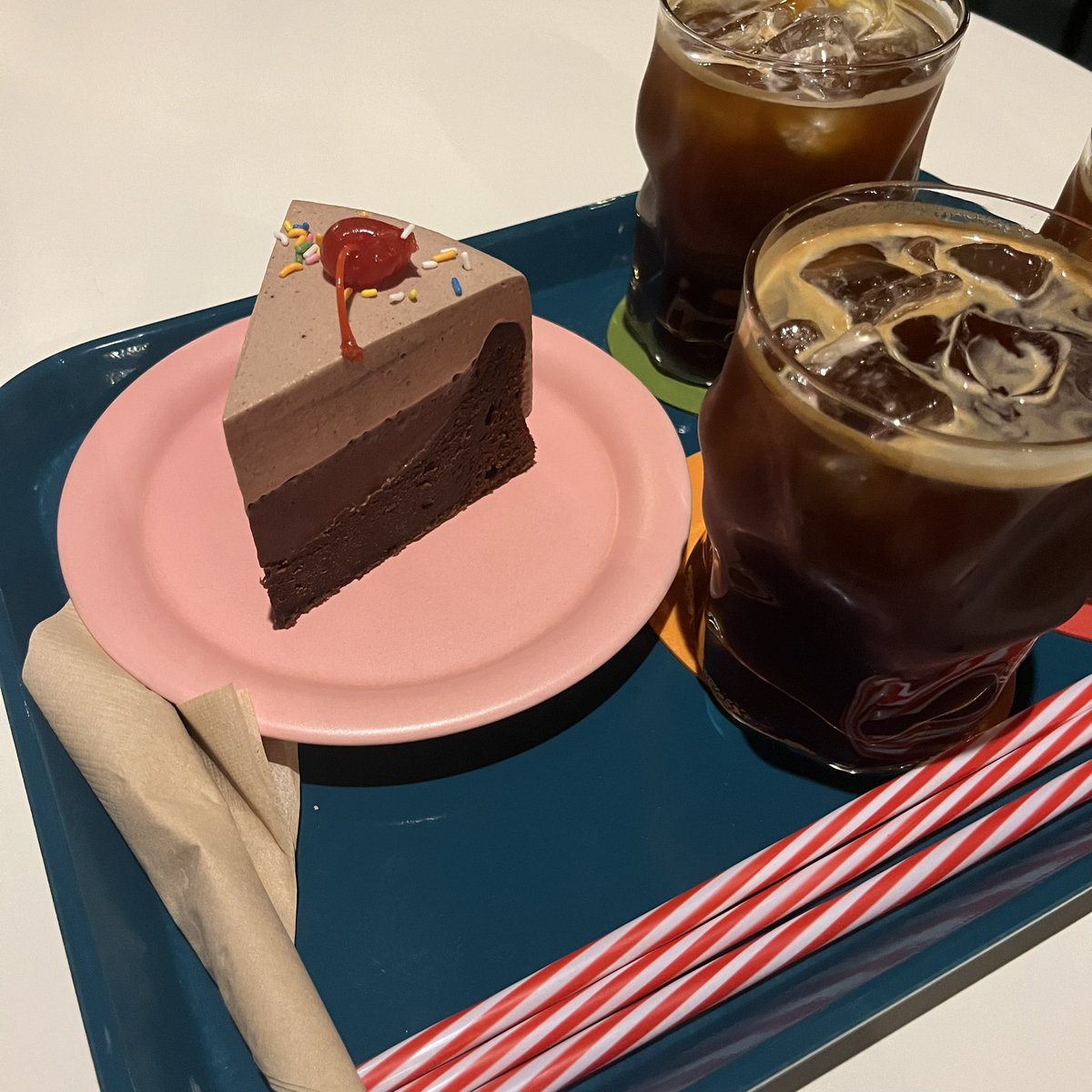fldzh2022's tweet photo. 📍한시십일분

ワンちゃんのいる勉強🙆🏻‍♀️なカフェを紹介！🐩
フェギ駅から徒歩 約5分❕
地下にある広めのカフェで、おしゃべりも作業もOKな雰囲気でした✨
ケーキやクッキーの種類が多くて、自由にもらえるステッカーも可愛かったです、、、💙

#韓国 #韓国留学 #韓国カフェ #語学堂 https://t.co/YkqkfTTkaG