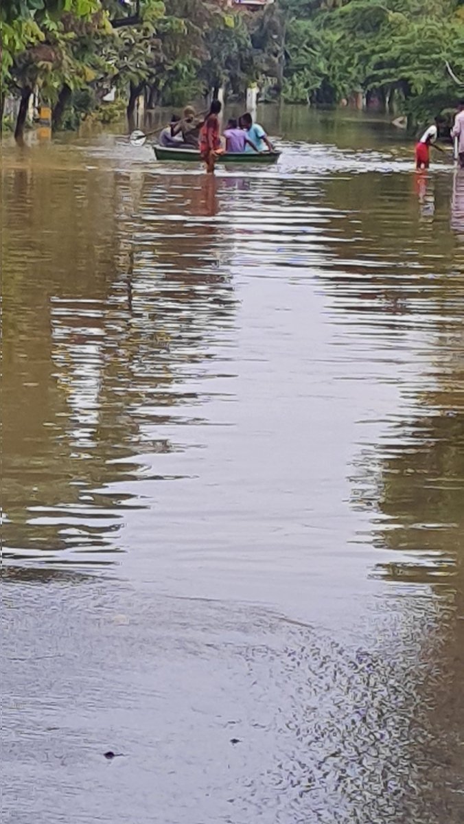 bamitav's tweet photo. @ArvindLBJP Until we get the Fire Brigate boat today we are managing with *coracle* boat in RBD Layout.

#bangalorerains #bangalorefloods #bangalorerain #rbdlayout https://t.co/CaGQXihil6