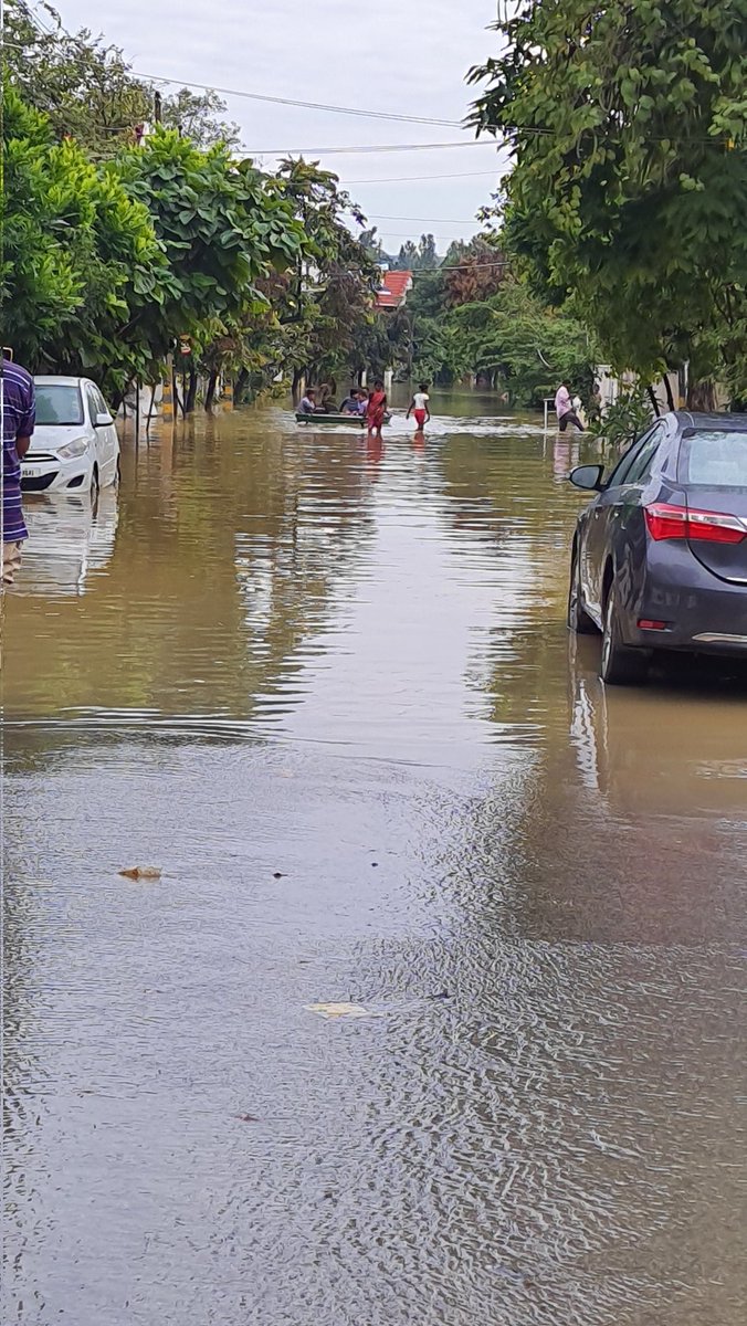 bamitav's tweet photo. @ArvindLBJP Until we get the Fire Brigate boat today we are managing with *coracle* boat in RBD Layout.

#bangalorerains #bangalorefloods #bangalorerain #rbdlayout https://t.co/CaGQXihil6