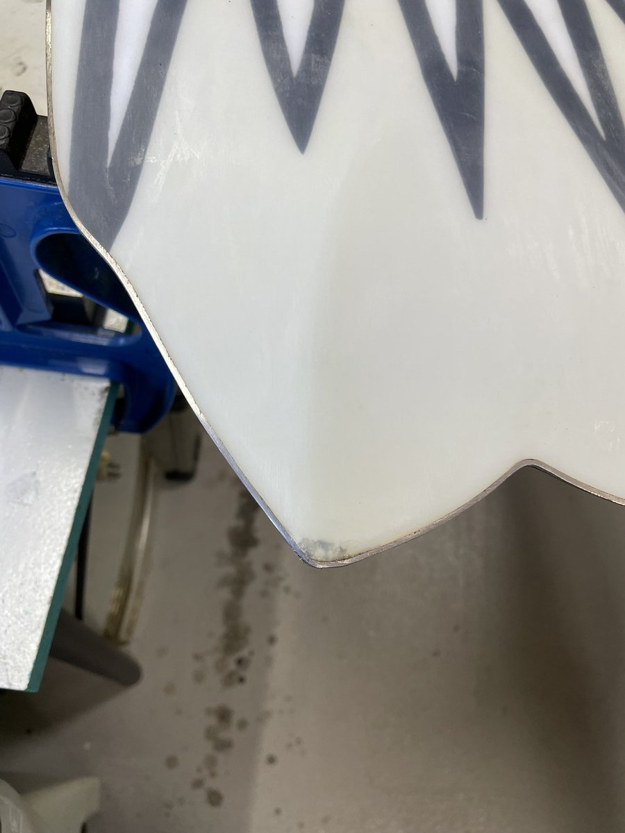 GAIATUNE's tweet photo. 地味に見えるピンテールエッジの破損です
放っておくと剥離が進み滑走面が変色して、やっと破損に気付くことがああります
休憩等でボードをザックリ雪に刺すときにやりがちです🥲気をつけましょーね https://t.co/baAcwBzz48