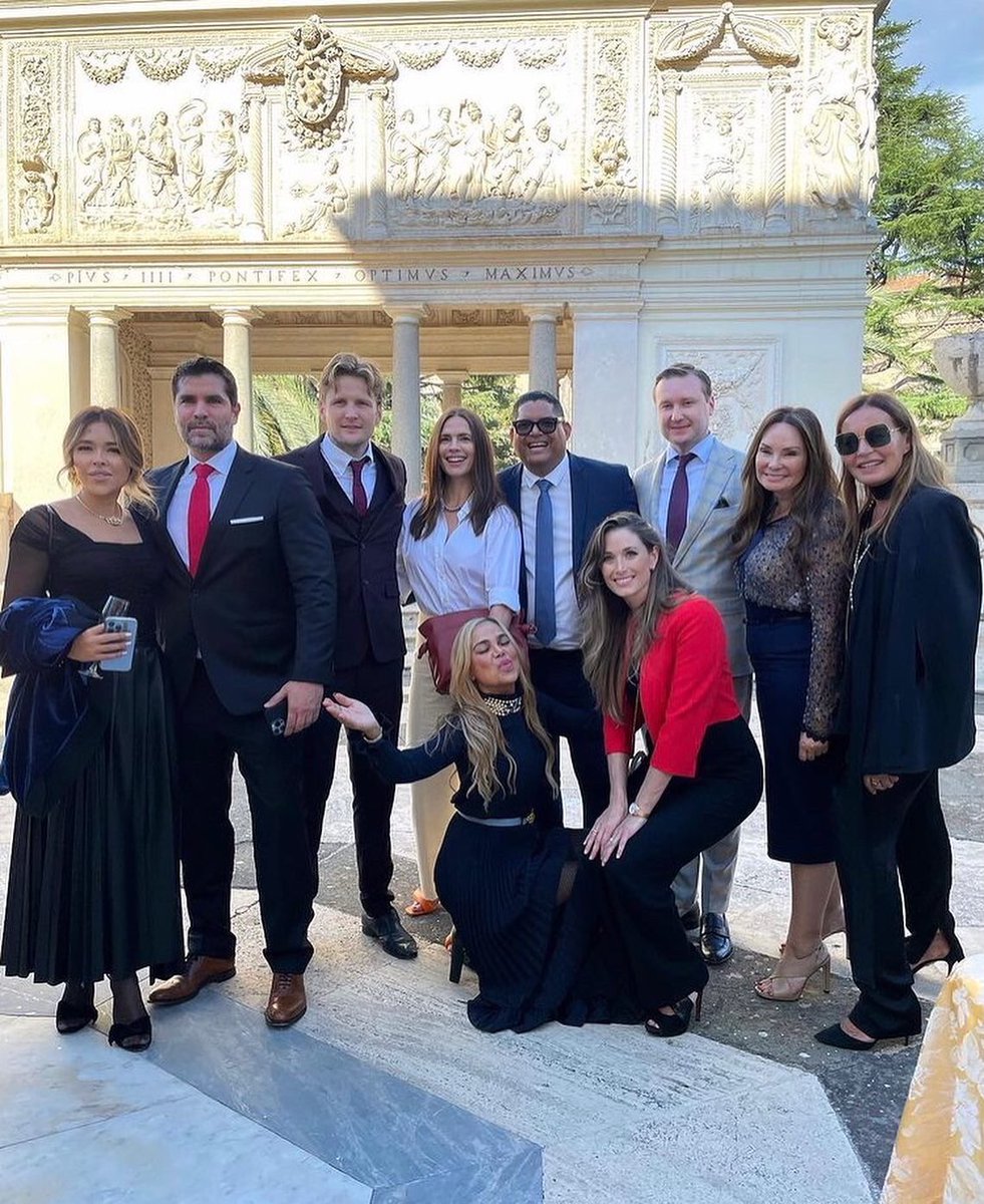 dear_atwell's tweet photo. Hayley com amigos no Vaticano ✨

📲 via Instagram Alexander Acha 
#HayleyAtwell https://t.co/pXSWfv2rHh