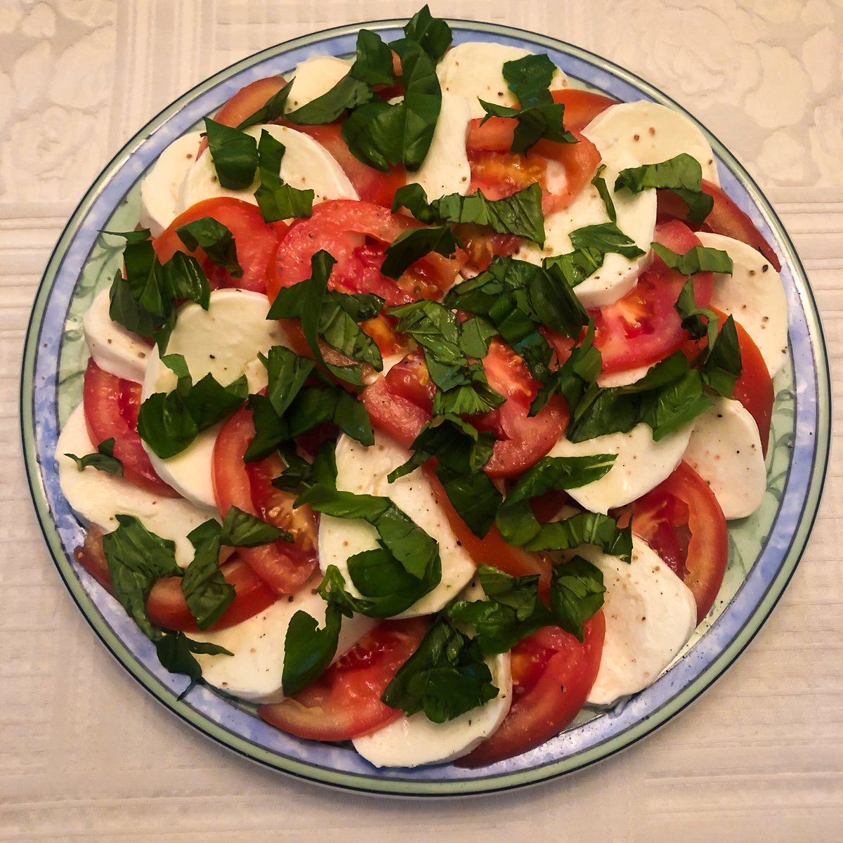 jdbrewton's tweet photo. #CapreseSalad #HomeCooking #FoodPorn #Mozerella #Tomatoes #Basil #LauraInTheKitchen #LauraVitale @LaurasKitchen https://t.co/53Zm9MEv7k