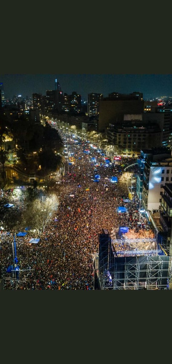 #ChileVotaRechazo  y celebra que el 61,8 % de los chilenos dijeron NO a la nueva #Constitucion, frente al 38,1% que estaba a favor. Felicidades Chile.