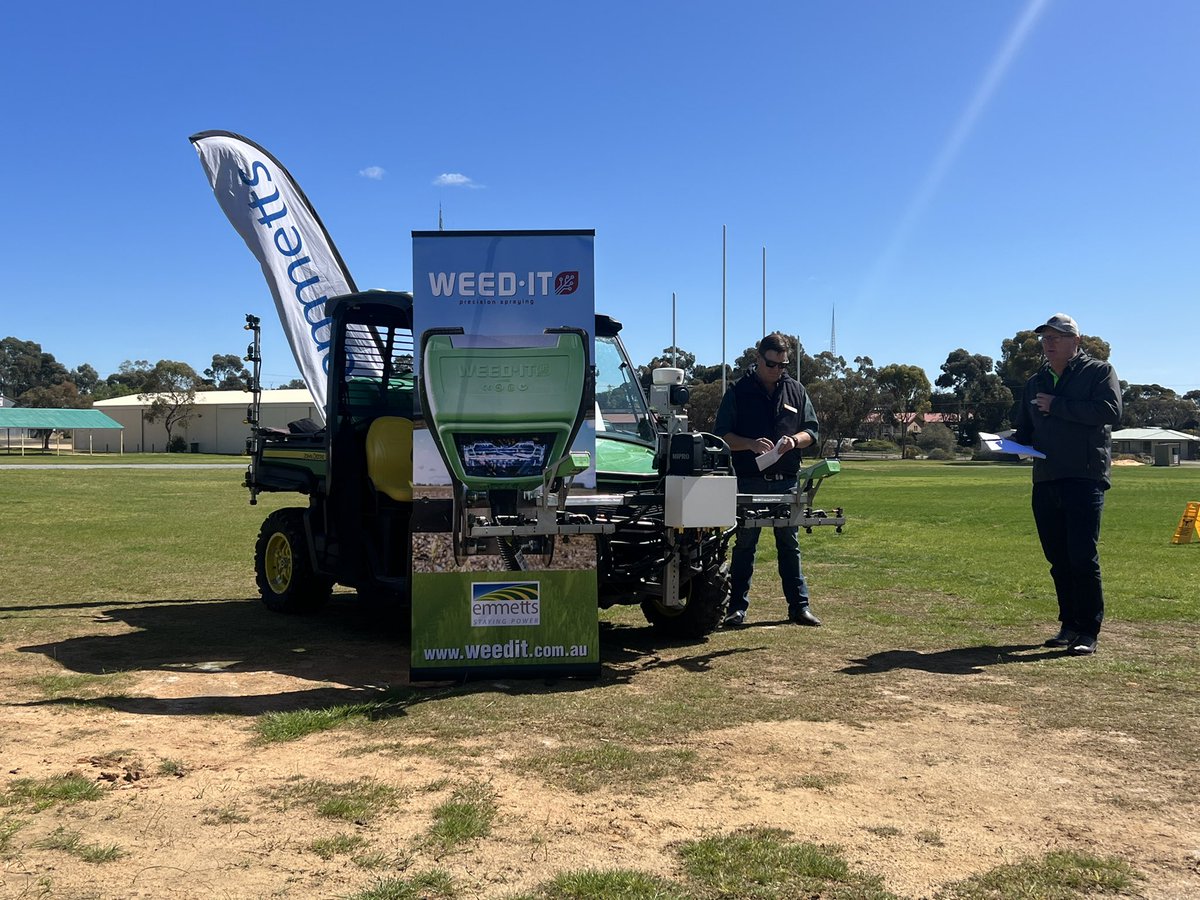 MsfMallee's tweet image. Outside looking at the systems up close. @GoldacresAust @ramsey_bros @EmmettsGroup 👌 day for it!🌞@WSBDistributors drone demo on display before the  🍃 #Msfprojects @AgriFuturesAU