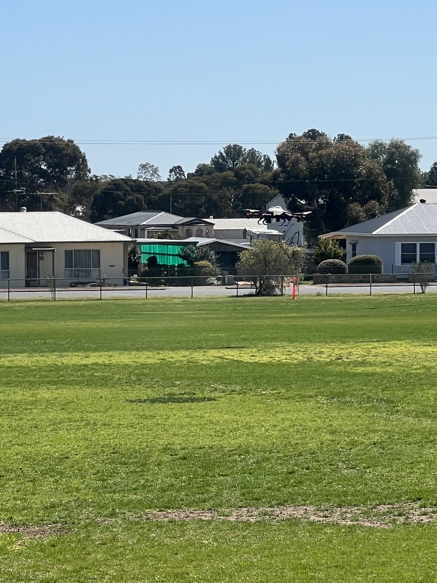 MsfMallee's tweet image. Outside looking at the systems up close. @GoldacresAust @ramsey_bros @EmmettsGroup 👌 day for it!🌞@WSBDistributors drone demo on display before the  🍃 #Msfprojects @AgriFuturesAU