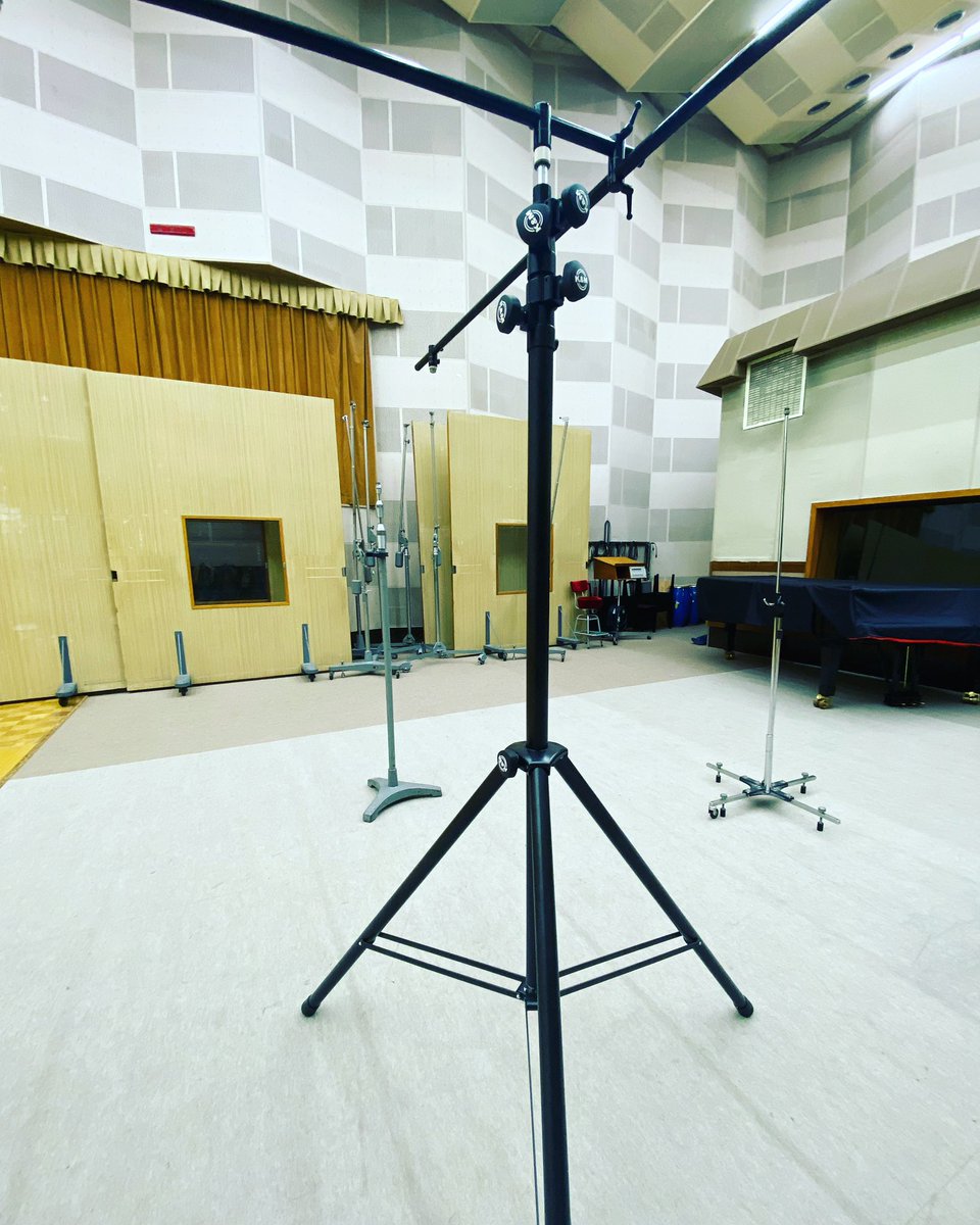 AvacoStudio's tweet photo. スタジオに新しいスタンドが仲間入り😌

デッカツリーでの録音が増えてきたので、重宝しそうです(*･▽･*) 

ただ背の低い僕にとっては、マイクを上げるのが大変です…😵

予約・お問い合わせはホームページから→https://t.co/id9ChH9vkx
#アバコスタジオ 
#レコーディング https://t.co/81NDv7ipgX