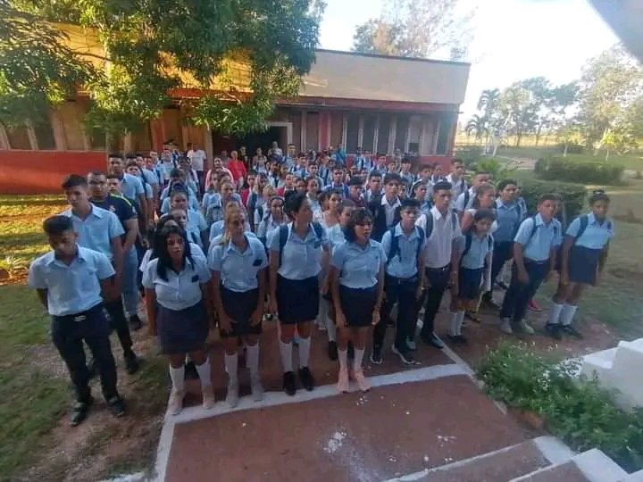 IprRamirez's tweet photo. Presente la FEEM cubiteña en el reinicio del curso escolar en el Ipr Orlando González Sierra de Cubitas.
#CubaEsAmor #CubaPorLaVida https://t.co/snX3QsaKqX