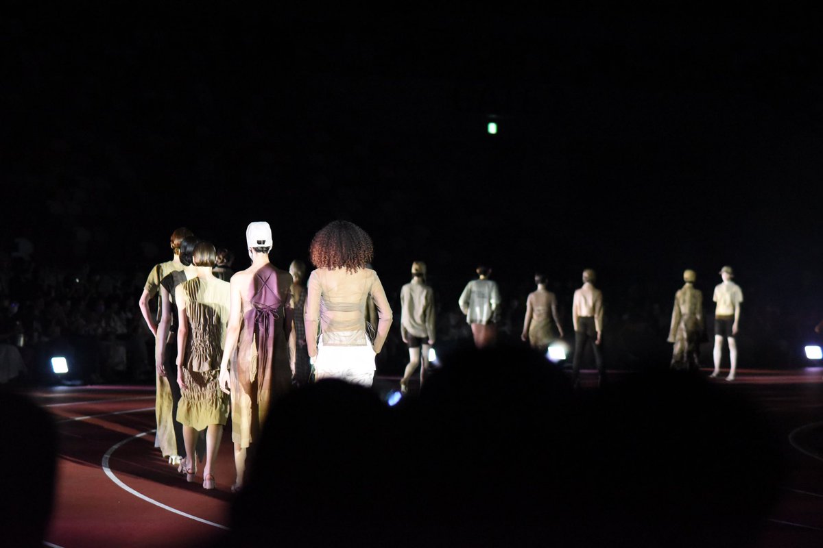 satoshisakai_'s tweet photo. tiit tokyoさん @tiit_tokyo さんのショーにおじゃましてきました。
国立競技場貸切で、トラックのランウェイ。
広大な空間を間伸びさせない照明の当て方が神がかっていました。 https://t.co/hBn21SAwro