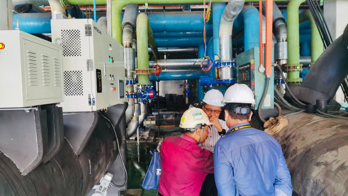 JKRWoksyop's tweet photo. 5/9/22:

Pemeriksaan kerja penggantian sistem penyaman udara di PPUKM.

1 unit chiller 700TR dh berfungsi pada 3/9/22.

Chiller ke-2 akan mula pada 8/9/22.

Jumlah penggantian:
5 unit chiller, 20 unit AHU, 110 unit FCU, 10 unit chilled water pump &amp; 5 unit condenser water pump https://t.co/3gsbHStXMo