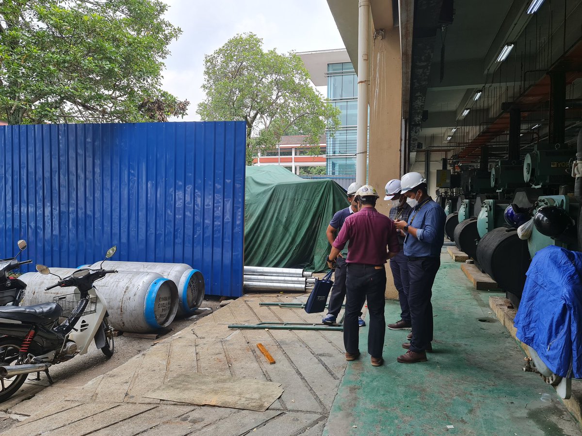JKRWoksyop's tweet photo. 5/9/22:

Pemeriksaan kerja penggantian sistem penyaman udara di PPUKM.

1 unit chiller 700TR dh berfungsi pada 3/9/22.

Chiller ke-2 akan mula pada 8/9/22.

Jumlah penggantian:
5 unit chiller, 20 unit AHU, 110 unit FCU, 10 unit chilled water pump &amp; 5 unit condenser water pump https://t.co/3gsbHStXMo