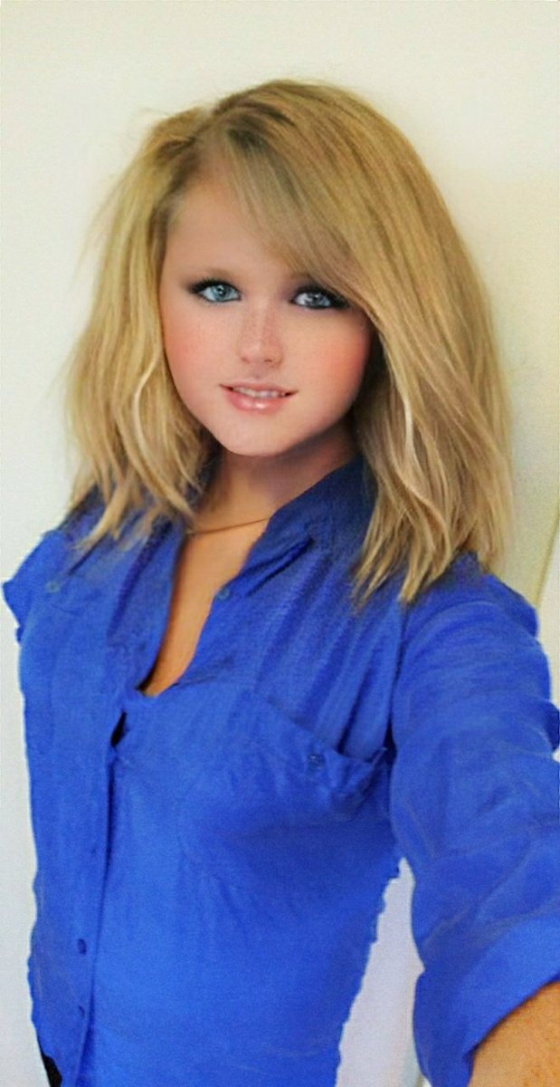PrincessOfSummr's tweet photo. With bangs over my forehead, I have real @KristenBell vibes

#art #fake #heavilyeditedandfiltered 
#blueblouse #blueeyes #fluffyblonde 
#goldhoops https://t.co/SbHUX43rCX