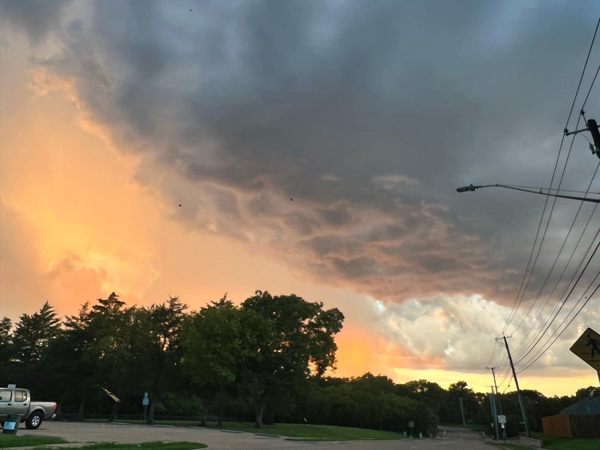 Fronkensteen's tweet photo. Stormy sunset 😍🙌 #Dfwwx #Txwx #Weather #Getthechickens #TexasWeather @TxStormChasers 💙 https://t.co/hl4bOdKxoF https://t.co/iFpAuwrk7X