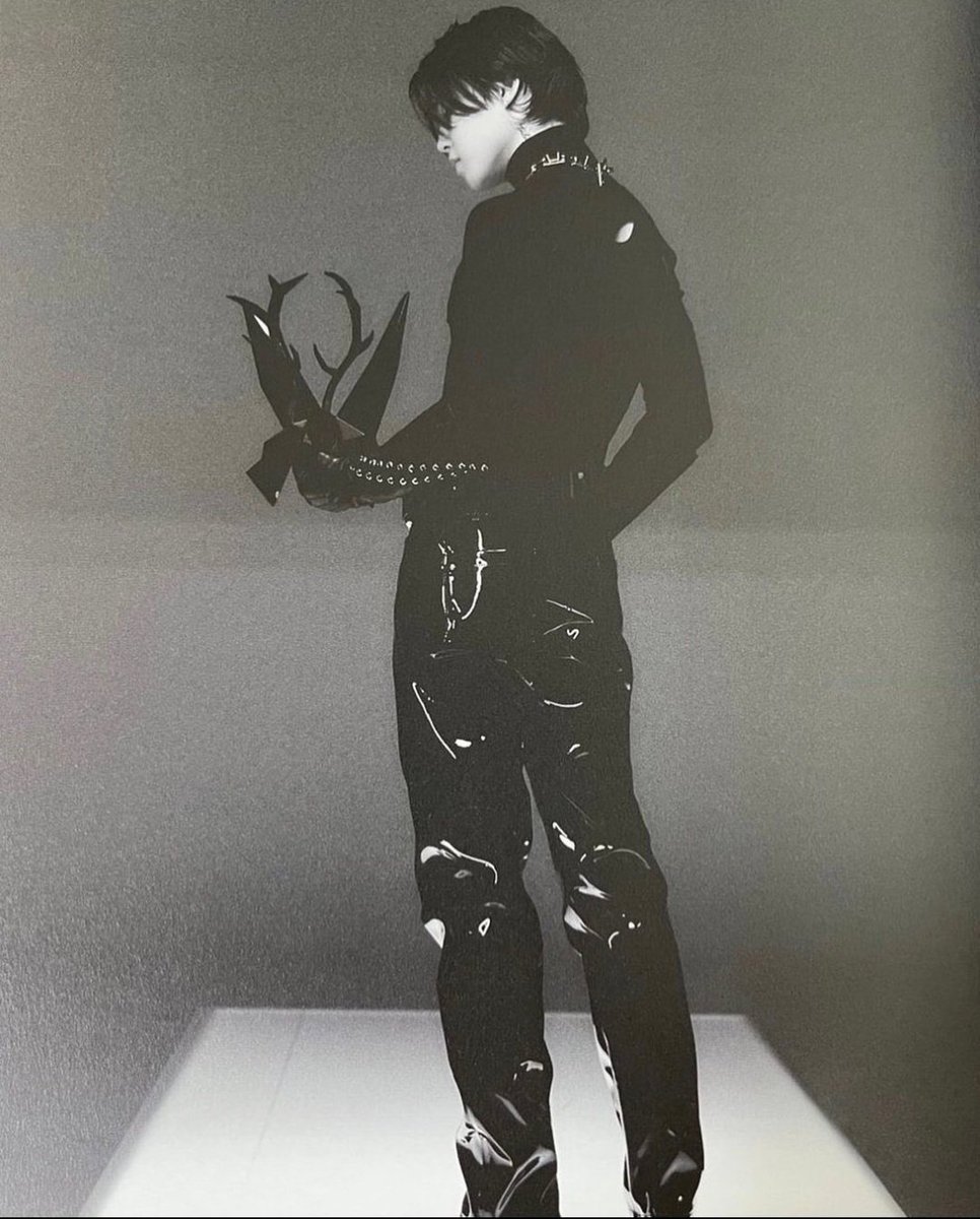 ragovegan's tweet photo. "TAILOR OF CHAOS"
#ParkJimin
" É preciso ter um caos dentro de si para dar à luz a uma estrela cintilante."
( Nietzsche) https://t.co/AW43jfDiG5