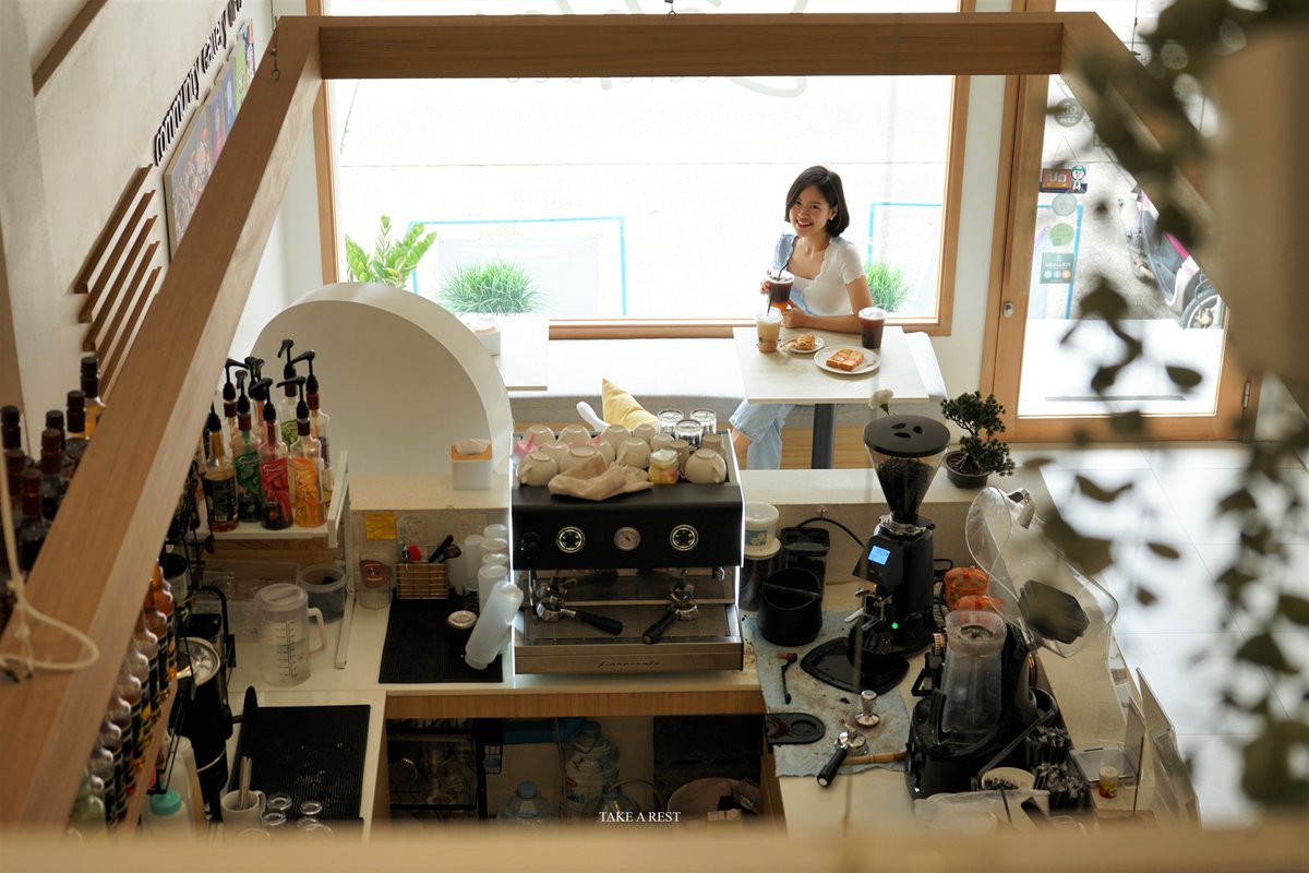 Sobtacafe สาขา 1 เพดานสูง ให้ความรู้สึกโปร่ง นั่งสบาย ได้ยาวๆ Free wifi เสียบชาร์ตก็ฟรี มาเลย!
.
🏍Delivery Link สาขา 1 : linktr.ee/sobta
🏍Delivery Link สาขา 2 : linktr.ee/sobtacafe2
.
facebook.com/Sobtacafe