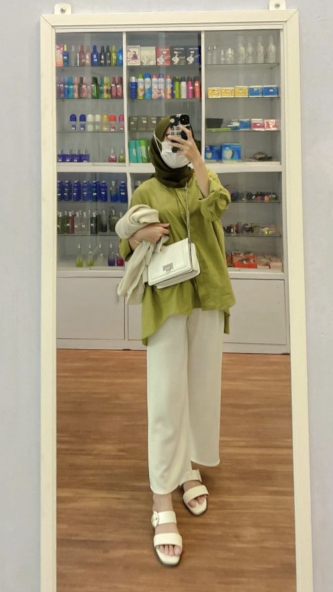 cndrylaa's tweet photo. ✨review produk dari shopee✨
(pemakaian pribadi)

celana (cuma 60ribuan) : https://t.co/AxFoB94zWd
oversized shirt sage : https://t.co/y0SK3a0oCj
case hp : https://t.co/vT73gM6g47
tas : https://t.co/cZwcW0Fb9S
sendal : https://t.co/IQbjiOOcX6 https://t.co/PI4pWeBED9