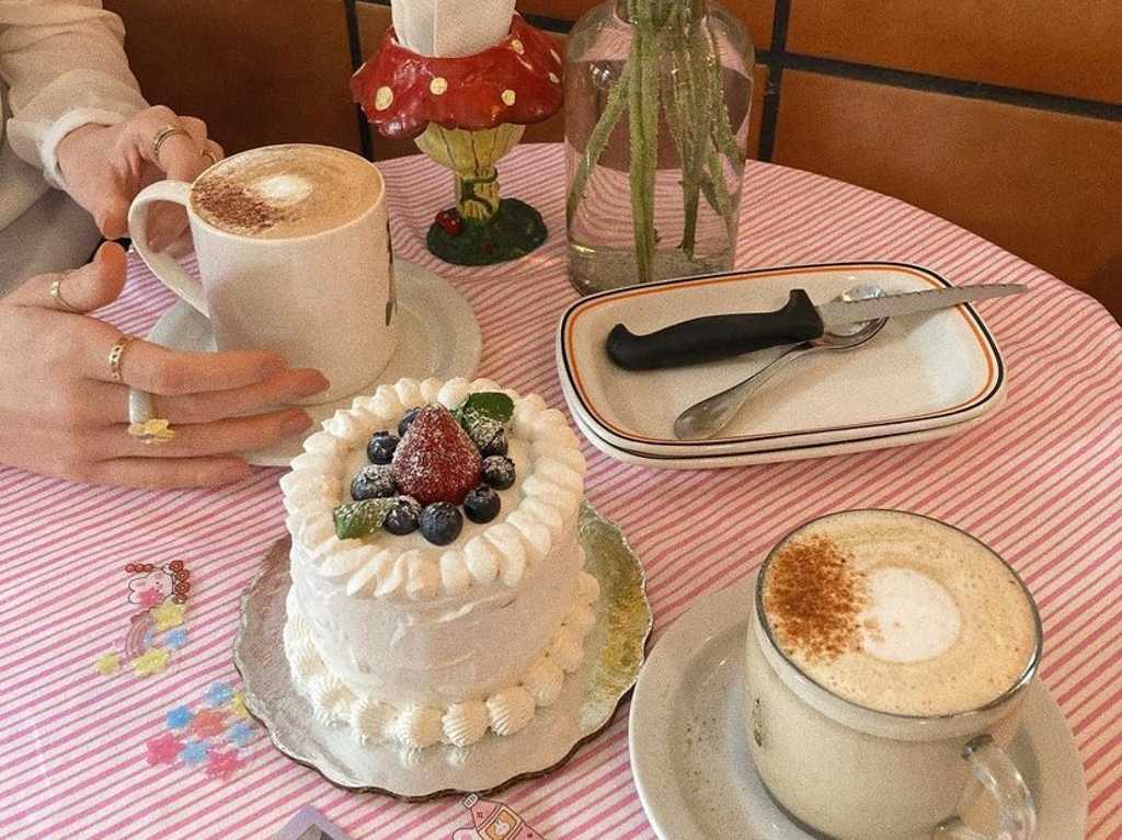 DONDEIRweb's tweet photo. Oye, tú, persona a la que le gustan las cosas bonitas ✨ Si quieres ir a una cafetería super instagrameable con bebidas y postres lindos, debes checar la lista que armamos de las cafeterías más kawaii de CDMX 💕 https://t.co/GJNj3rzteB https://t.co/u3Do5vIfwX