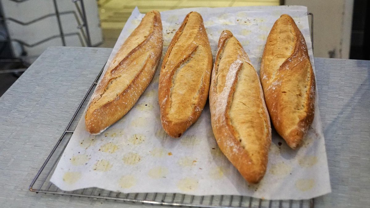 SACOSS's tweet photo. The indexation increase in income support payments is more than usual because inflation is so high. And the increase is only $1.80 per day for someone on #JobSeeker. Not even enough for a loaf of bread. https://t.co/CiamjmO3u3 #RaiseTheRate #CoverTheBasics https://t.co/Qdw5SEeH6L