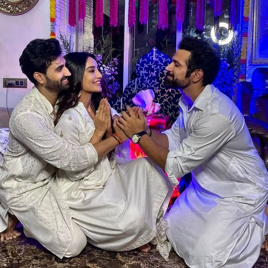 We love how they love white😍🤍 Drop a ❤️ for this trio! #surbhijyoti #rithvikdhanjani #aryamannseth #Filmygupshups