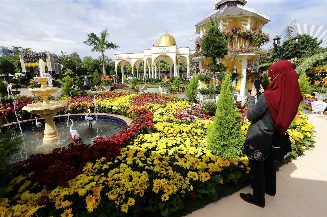 wan_zNewsMPB's tweet photo. Sempena musim cuti sekolah, #FLORIA Diraja Putrajaya 2022 disambung sehingga Ahad (11 Sept) dan masuk adalah PERCUMA! 

Bunga Raya (Hibiscus rosa-sinensis) diisytihar bunga rasmi bagi Wilayah Persekutuan (Putrajaya, KL, Labuan) - @shahidan_kassim 

@BuletinTV3 https://t.co/zhcGNj8n5E