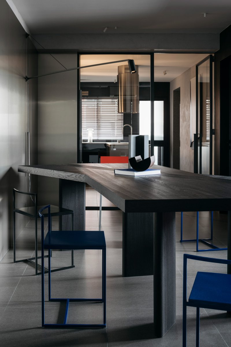 DesignAnthology's tweet photo. INTERIORS / Designer Joey Khu has taken a light and shiny approach to this Singapore apartment, with cement and steel backgrounding statement pieces and splashes of colour https://t.co/TVML2vZWEp

#designanthology #singapore #apartment #statement #colour #studio #designinasia https://t.co/MGhgRUkA4A