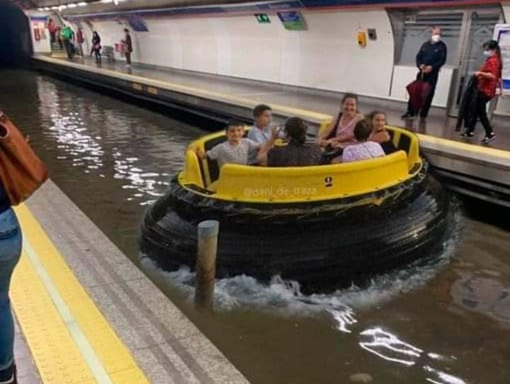 mdz_erick's tweet photo. @uanl Ni modo, toca irse en lancha en el metro 🥵 https://t.co/PcKM7wVVQX