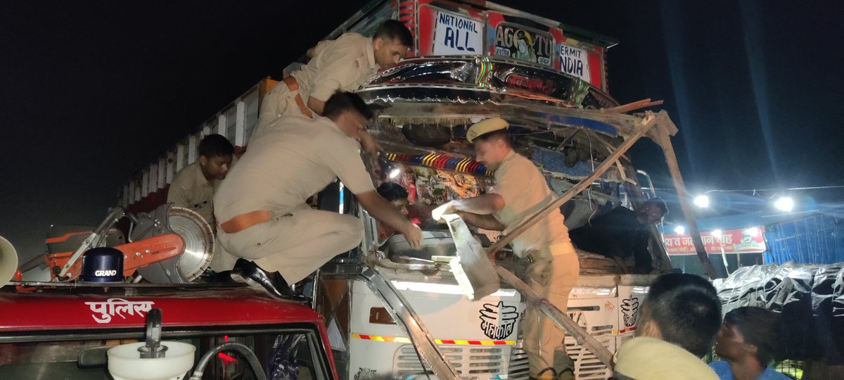 FireServiceKnd's tweet photo. आज 06/09/2022 को प्रातः लगभग 4 बजे उत्तर प्रदेश फायर सर्विस कानपुर देहात का मानवीय चेहरा आया सामने विगत पुराने दिनों की भांति एक बार फिर फायर सर्विस के जांबाज कर्मचारियों ने दिया साहस का परिचय। @uppolicefans @fireserviceup @Uppolice https://t.co/YzQ3YIHDRT