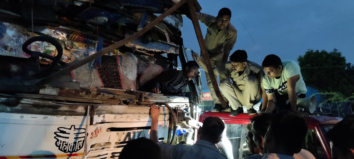 FireServiceKnd's tweet photo. आज 06/09/2022 को प्रातः लगभग 4 बजे उत्तर प्रदेश फायर सर्विस कानपुर देहात का मानवीय चेहरा आया सामने विगत पुराने दिनों की भांति एक बार फिर फायर सर्विस के जांबाज कर्मचारियों ने दिया साहस का परिचय। @uppolicefans @fireserviceup @Uppolice https://t.co/YzQ3YIHDRT