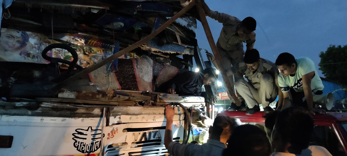 FireServiceKnd's tweet photo. आज 06/09/2022 को प्रातः लगभग 4 बजे उत्तर प्रदेश फायर सर्विस कानपुर देहात का मानवीय चेहरा आया सामने विगत पुराने दिनों की भांति एक बार फिर फायर सर्विस के जांबाज कर्मचारियों ने दिया साहस का परिचय। @uppolicefans @fireserviceup @Uppolice https://t.co/YzQ3YIHDRT