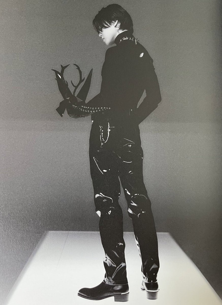 Ceci_Kookmin_YT's tweet photo. ARMY 💜 Al final de Photo-Folio | Photobook de Namjoon, aparecen previos de los otros conceptos de los miembros y esta una página completa dedicada a Jimin 🤯😳 No estamos listos para este concepto ¡Jimin nos dejará mal! Que emoción 👏💜���🙊 https://t.co/D6LLuJy7wl
