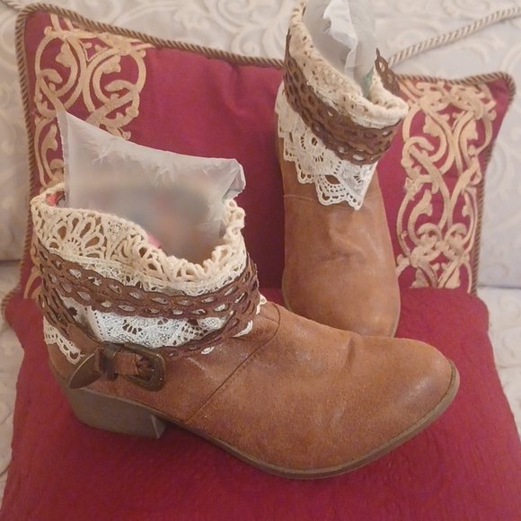 eBayVick441's tweet photo. So good I had to share! Check out all the items I'm loving on @Poshmarkapp from @MeSnooty #poshmark #fashion #style #shopmycloset #spense #tigerbearrepublic: https://t.co/rOFlDV1mMb https://t.co/JahK1Kjb7P