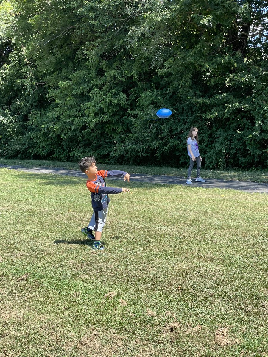 NataliMerrick's tweet photo. Ss learned to throw a football for our first #failurefriday #isdthirdgrade #isdstrong https://t.co/mxH4dh1REb