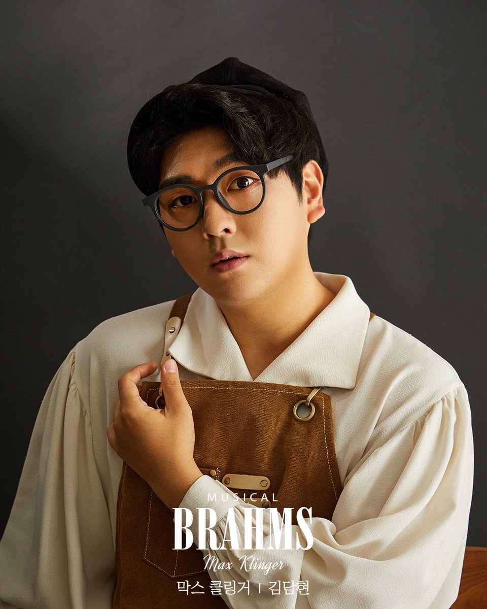 musical_brahms's tweet photo. 뮤지컬 < 𝐁𝐑𝐀𝐇𝐌𝐒 >
🎼 #프로필 사진 공개 

막스 클링거 役 / 김담현 

“ 선생님의 음악으로 많은 예술가들은 
영감을 얻고.. 또 누군가는 꿈을 꿀겁니다. ”

📝 RT이벤트
리트윗하면 프로필 공개 게시물당 추첨을 통해 뮤지컬 '브람스' 초대권 증정 (1인 2매)

[1/2] https://t.co/diki3IumhQ