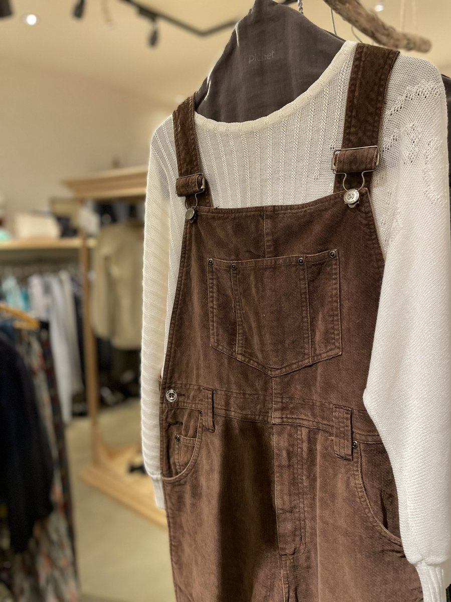 pichet_paseo's tweet photo. recommend corduroy overall🌰

秋らしさ全開のコーデュロイオーバーオールが入荷です！

わたしのおすすめはブラック！
このゆるいシルエット、
あまり可愛くなりすぎずに着用できるところ
秋冬持ってて損はないアイテムです https://t.co/UZSgkd7PQe